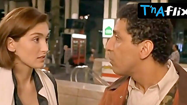 Julie Gayet Sexy Scene in Les Deux Papas Et La Maman