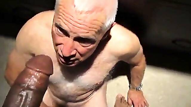 Vieux suce grosse queue black