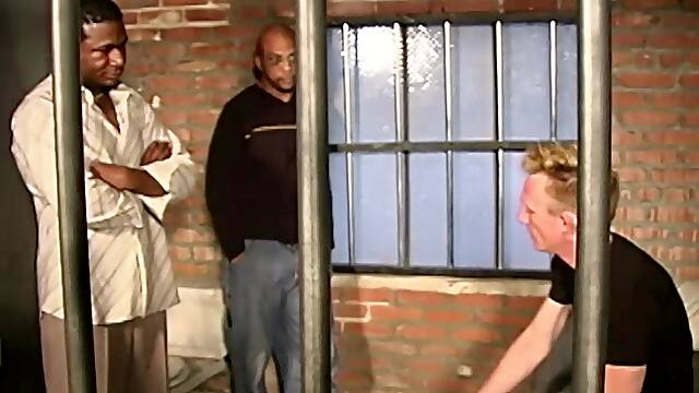 White guy gets fucked in the prison by blacks
