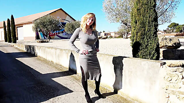 Elisa, 26, lets go... totally!