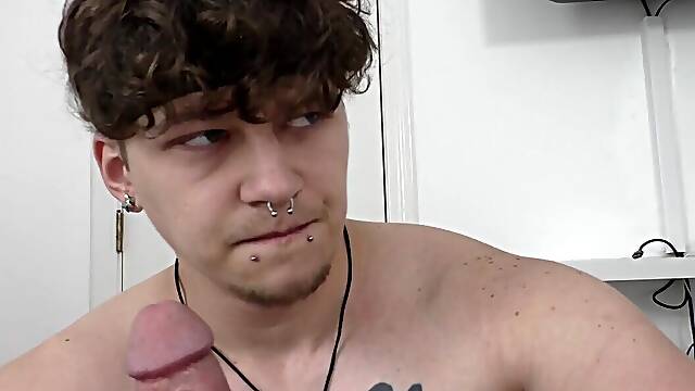 Pierced amateur boyfriend screams in loud missionary POV