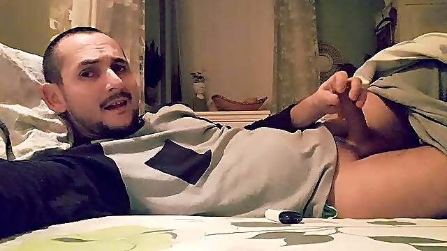 Man masturbates in bed amateur cum