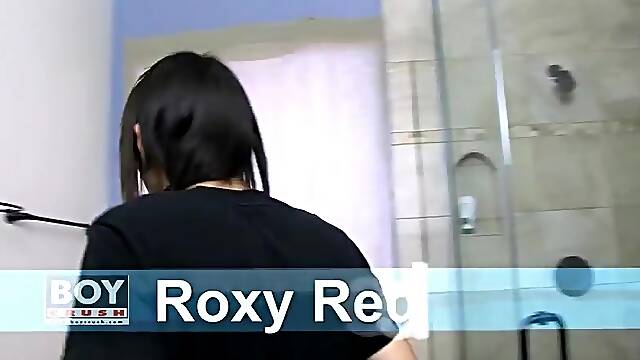 Roxy Red acquires all soaked and soapy in the tub