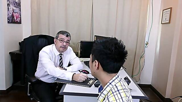 Office dilf cocksucked in pinoy threesome