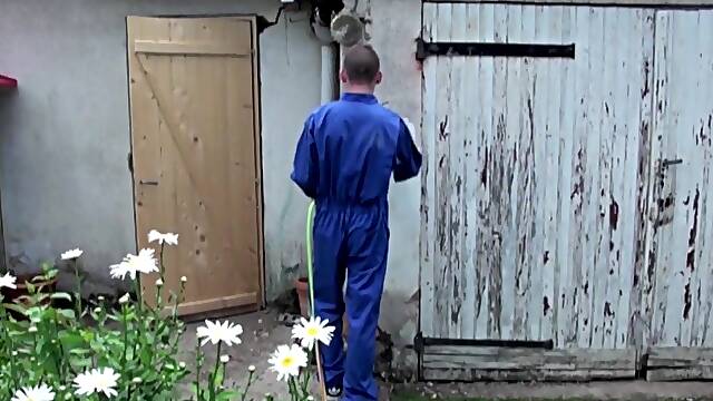 Straight worker fuck a gay twink in exhib outdoor garden - CrunchBoy