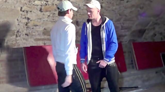 XXL cock to suck by a french slut in basement in Paris - CrunchBoy