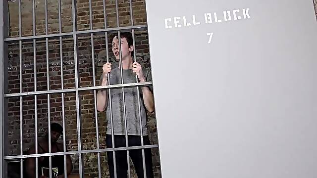 Huge black man fucking a whiteboi in the prison
