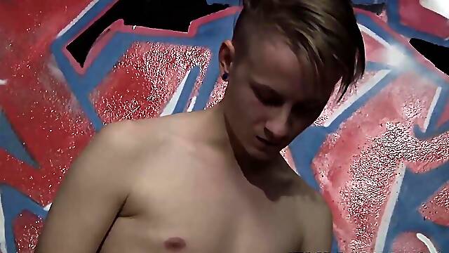 Horny amateurs having a rough gay sex in night club