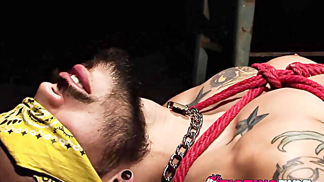 Muscled Tony Buff tied up his partner with a rope while teasing him to orgasm