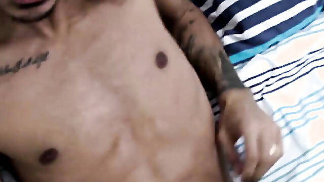 Tattooed dark skinned amateur sticks dildo on wall to play