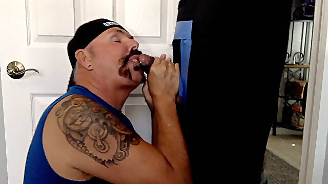Amateure Gloryhole Dick Sucking