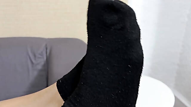The lustful voyeur was surprised when he saw the bare feet of hunky Aldo