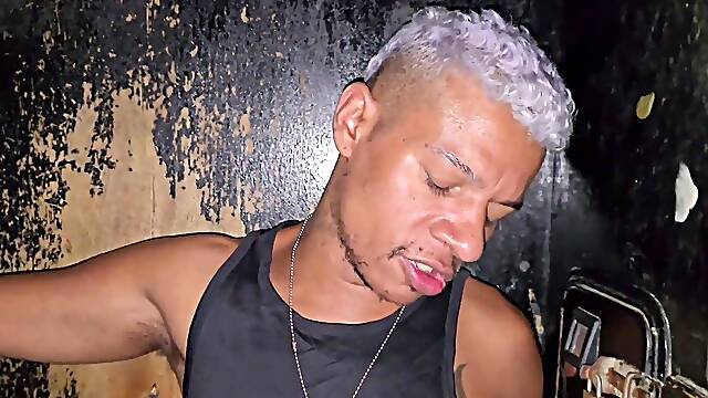 Favelados descem a favela em busca de sexo por dinheiro