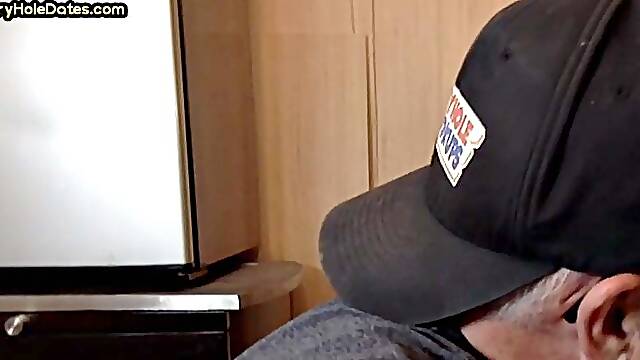 Gloryhole DILF blows dick in homemade closeup