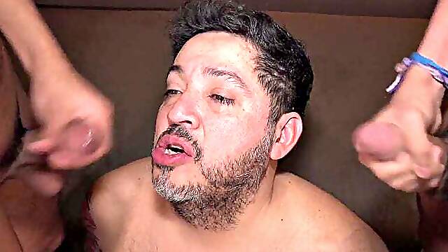 Chubby DILF shares doubledildo in 3some with twink