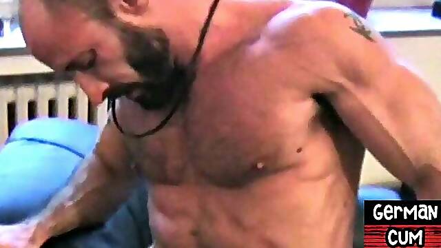 German muscled daddy fucks bottom in homemade closeup