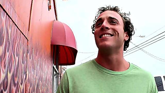 Naive straight guy ends in gay gloryhole