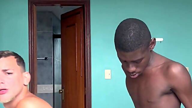 Negao novinho da pica de 23cm mete firme no branquinho