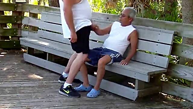 Abuelo y gordito: sexo público con maduros amateurs