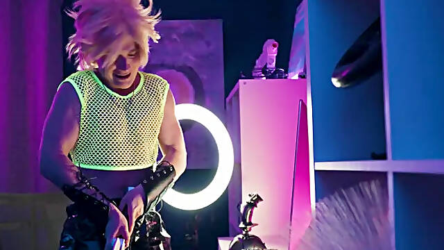 Men: Drake Von Peeks In