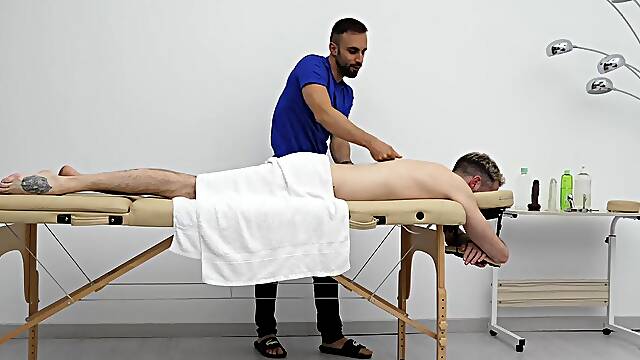 I give a massage with GLAD LAST to my gracious client