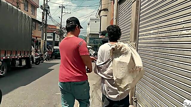 A beggar from Bucaramanga is picked up off the street by a homosexual guy, who takes him to a motel underneath the pretext of helping him, in reality that guy screws him