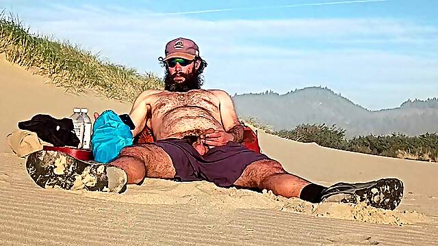 See me make content for my fresh Fansly page on the beach