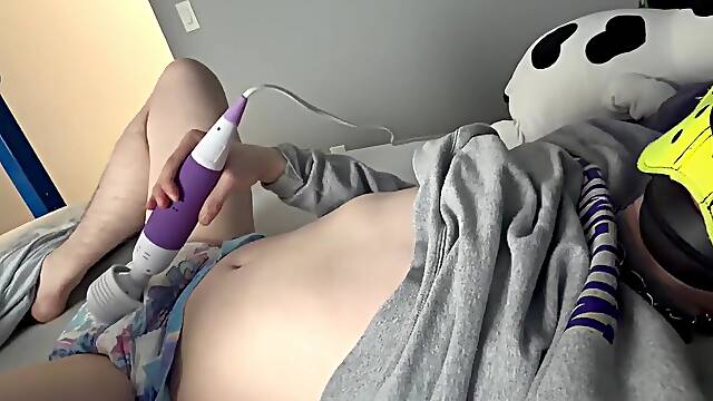 Yellow puppy enjoys buzz wand and cums in soggy diaper ^^