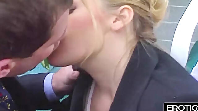 Deutsche Kundin überrascht ihn heiß beim Arzt