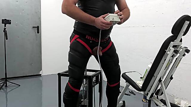 Front view screwing machine Mr Ed sex toy giant plug maskulo leggings