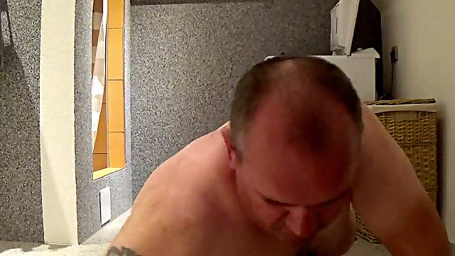 Pissing and splattering