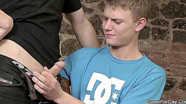 Straight dude agrees for first time gay practice