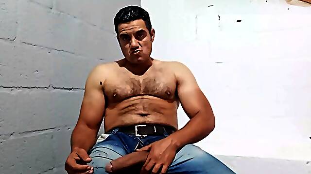 YURI GAÚCHO - URSO DOTADO MASTURBANDO A CACETA GROSSA - BRASILEIRO PAUZUDO NA BRONHA - GOZANDO pro SEGUIDOR