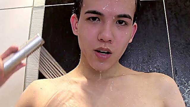 Foam-Covered Xander Spreads His Ass And strokes His rod In The bath!