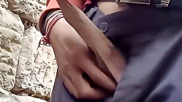 Priya randi ke bhai ka lund se pesaab