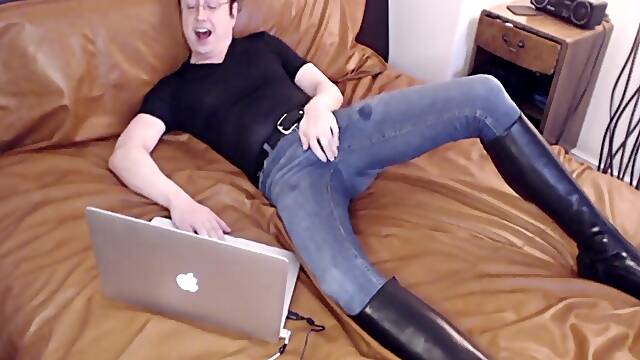 I cum in my jeans and tall shoes witnessing pornography on my leather bed