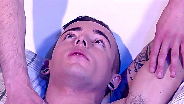 British fellow fucktoys his cock until he cums