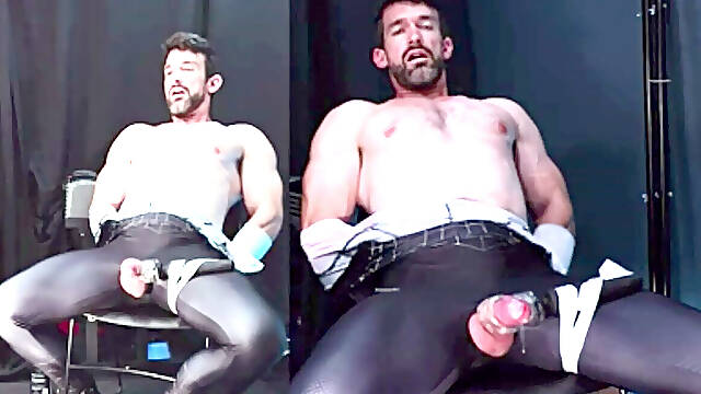 Spider-stud grasped and milked off