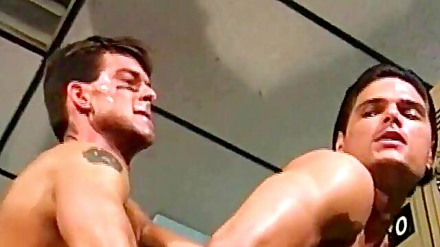 Zak S trains Tom S in locker HD