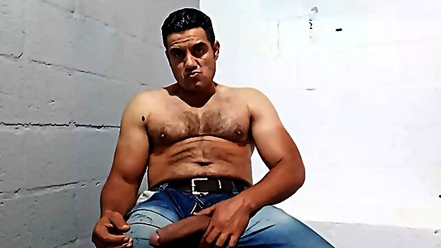 YURI GAÚCHO - URSO DOTADO MASTURBANDO A CACETA GROSSA - BRASILEIRO PAUZUDO NA BRONHA - GOZANDO pro SEGUIDOR