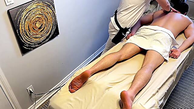 Curious guy got thrilled with a fresh masseuse during massage