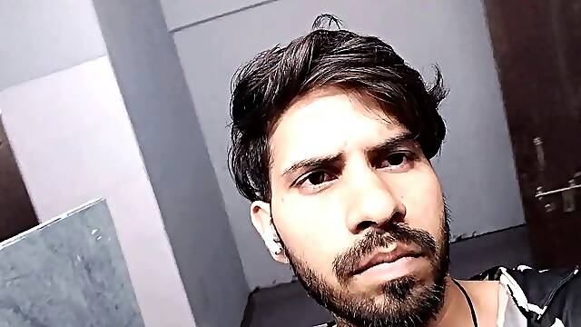 Rest room me hai camera hil gya dar bahut lag raha tha mujhe