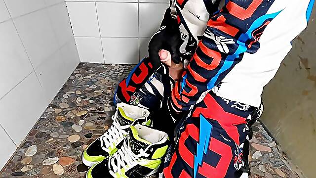 Mx blond dude pee in his shoes and cum on it
