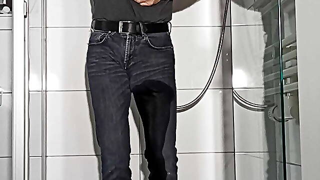 Piss in jeans an stripp