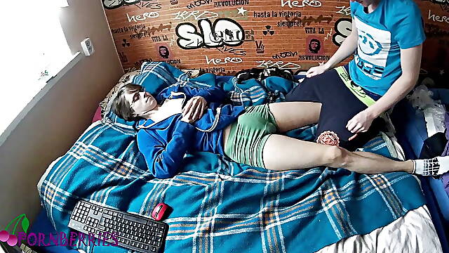 Teen friends playing in the bed, it ends up with cumshot