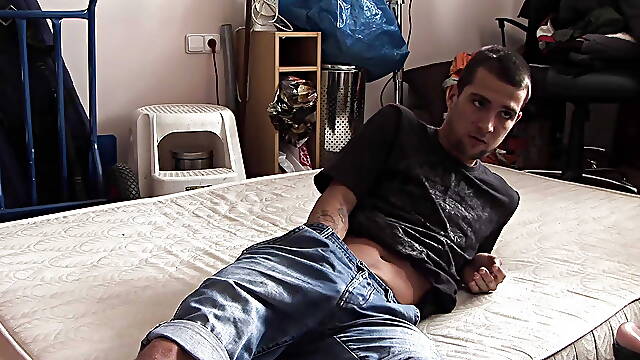 Nice well built person pleasures herself with electric mastubator and squirts blatantly