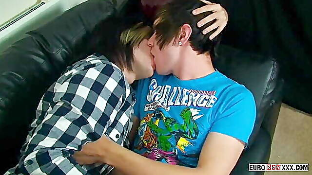 Emo twinks Phoenix Link and Leo Poynter make out and fuck