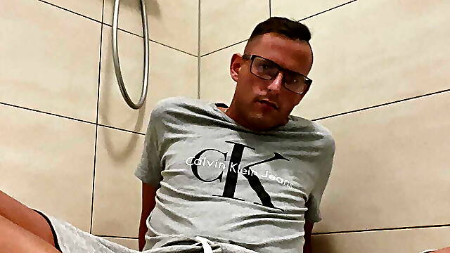 Pee and play German Twink jerking off and peeing