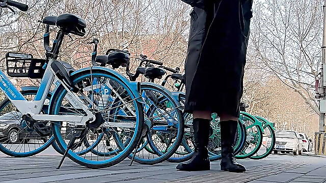 Show myself naked at bus stop in Beijing