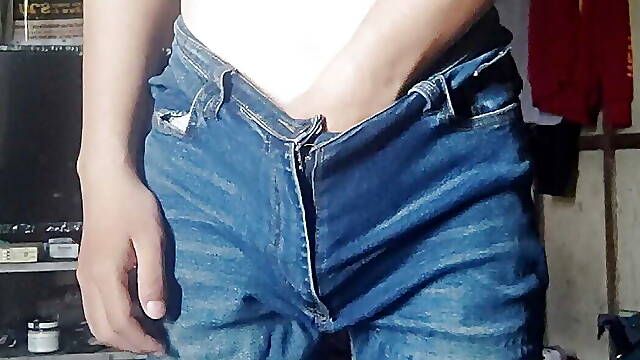 Wearing jeans with a jerk like a fin